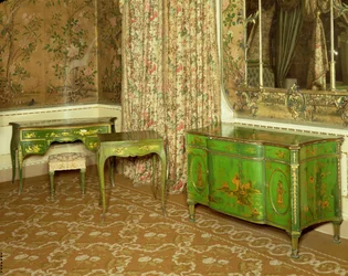 Groen en goud gelakt meubilair in de staatslaapkamer in Nostell Priory, Yorkshire